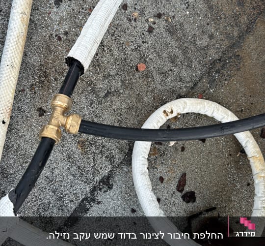 צינורות מבודדים עם מחבר מתכת על גג